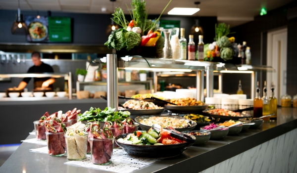Salade buffet in bedrijfsrestaurant
