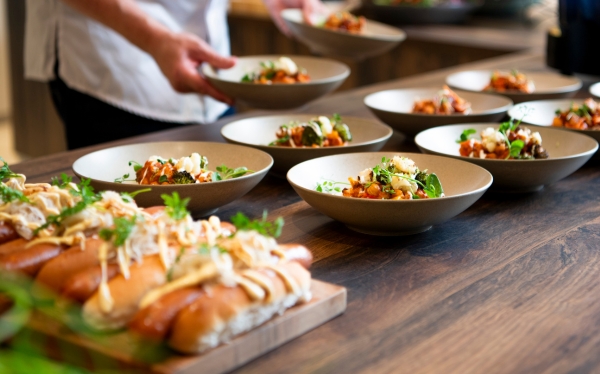 Verse gerechten in het bedrijfsrestaurant
